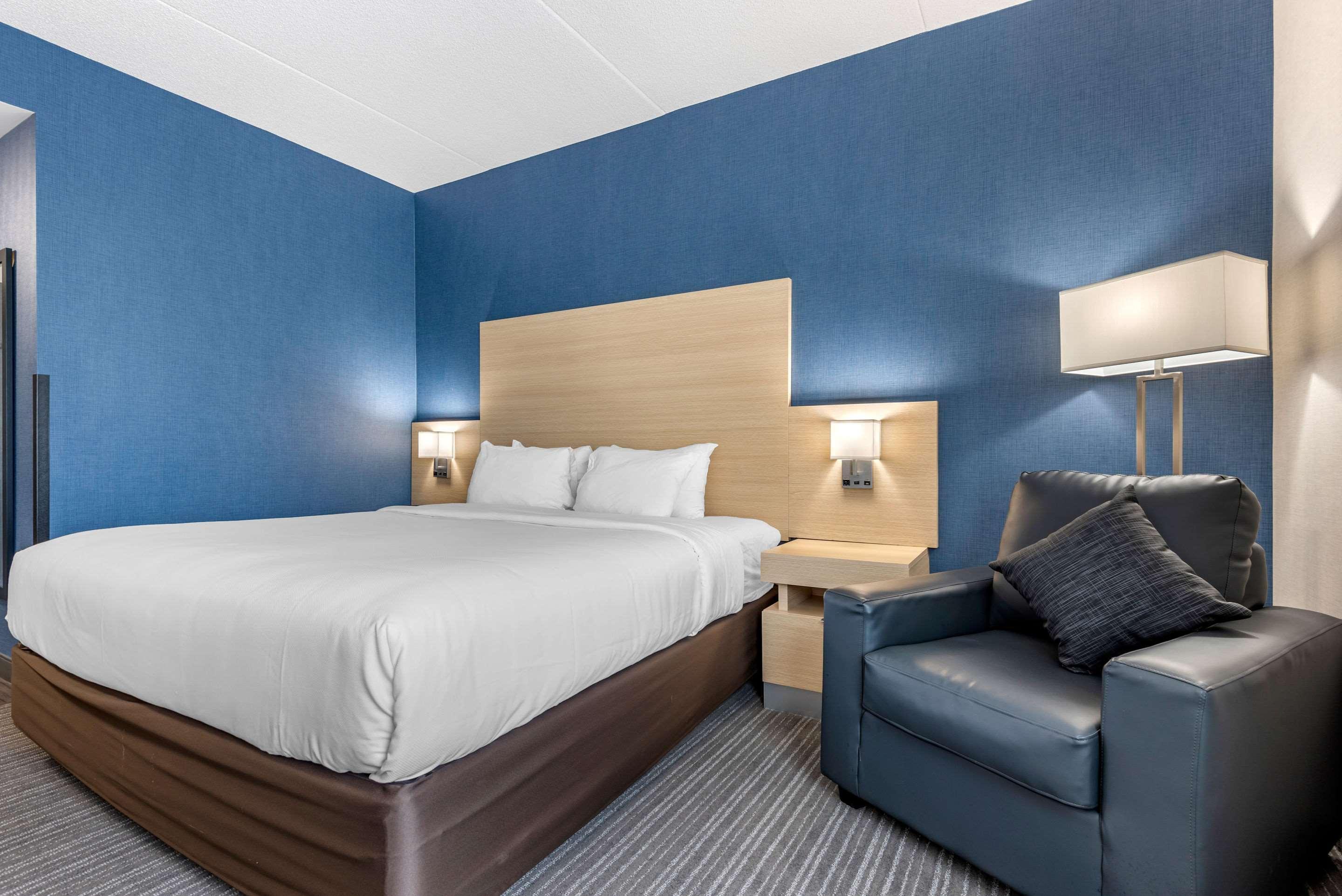 Quality Inn & Suites Oakville Bagian luar foto