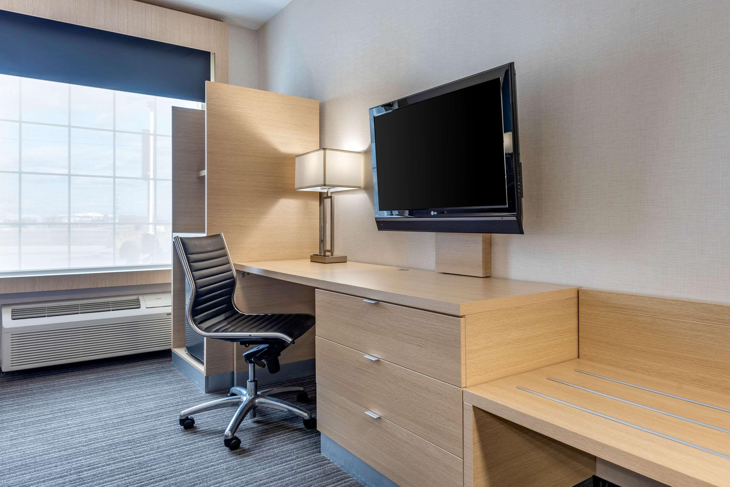 Quality Inn & Suites Oakville Bagian luar foto