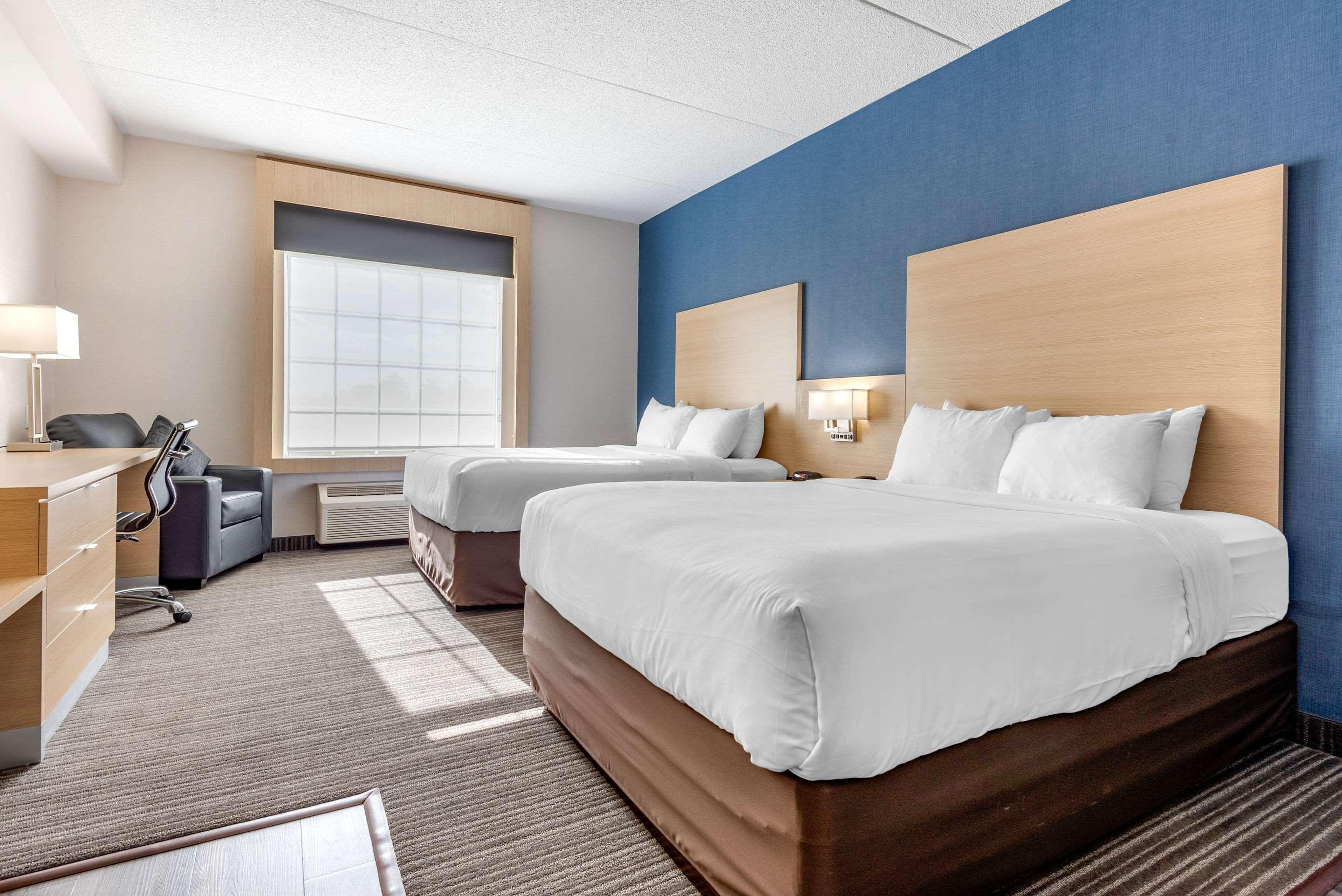Quality Inn & Suites Oakville Bagian luar foto