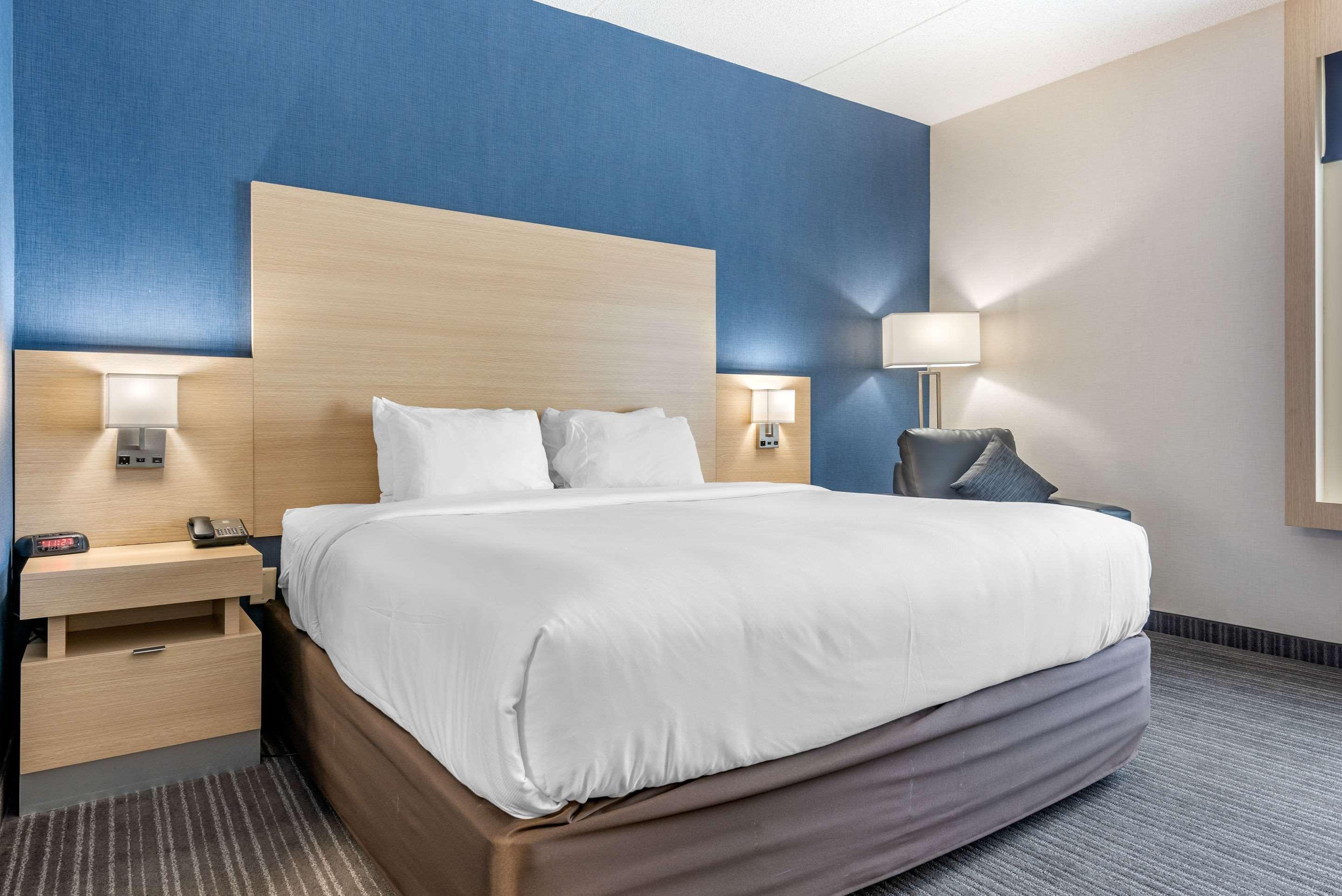 Quality Inn & Suites Oakville Bagian luar foto