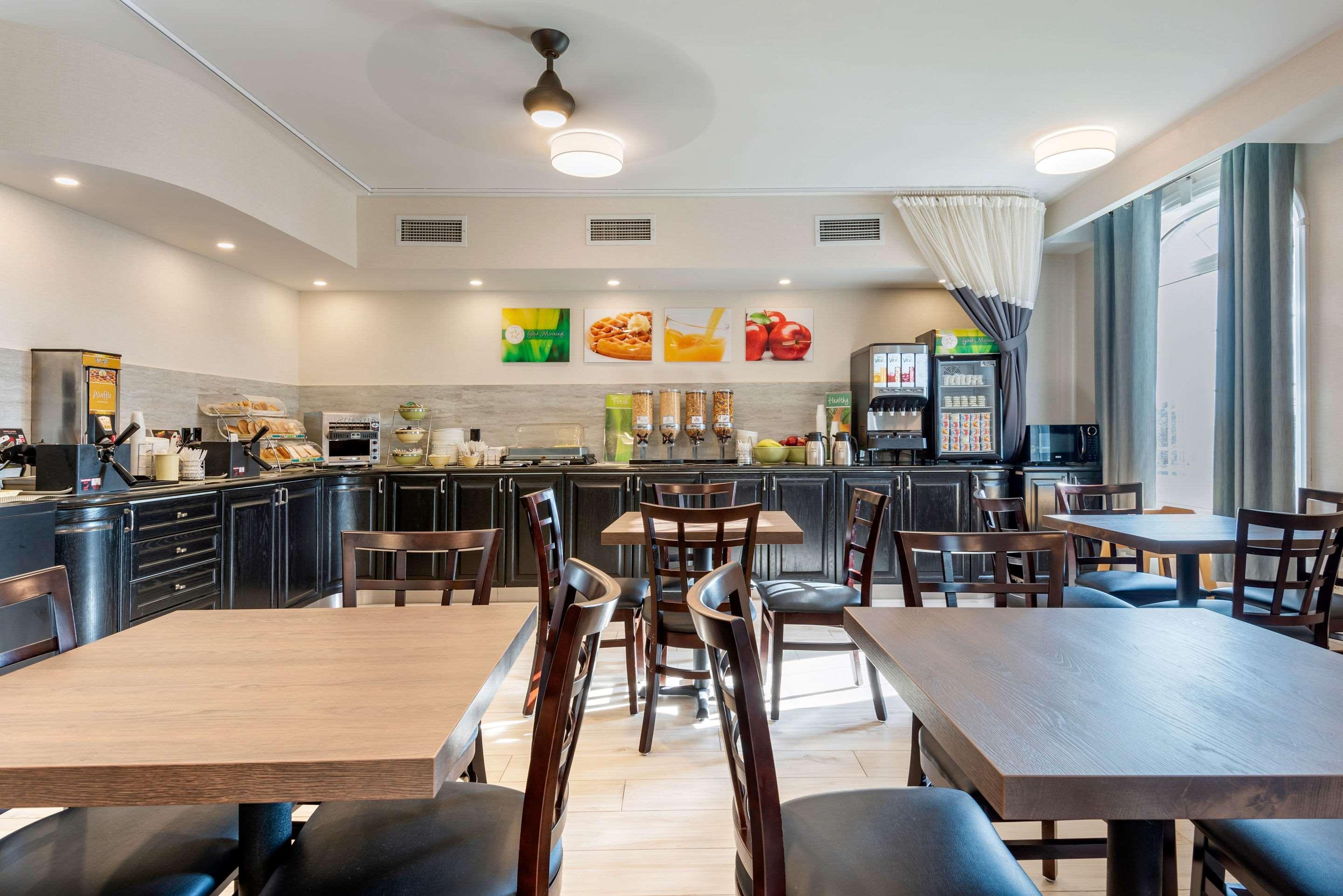Quality Inn & Suites Oakville Bagian luar foto