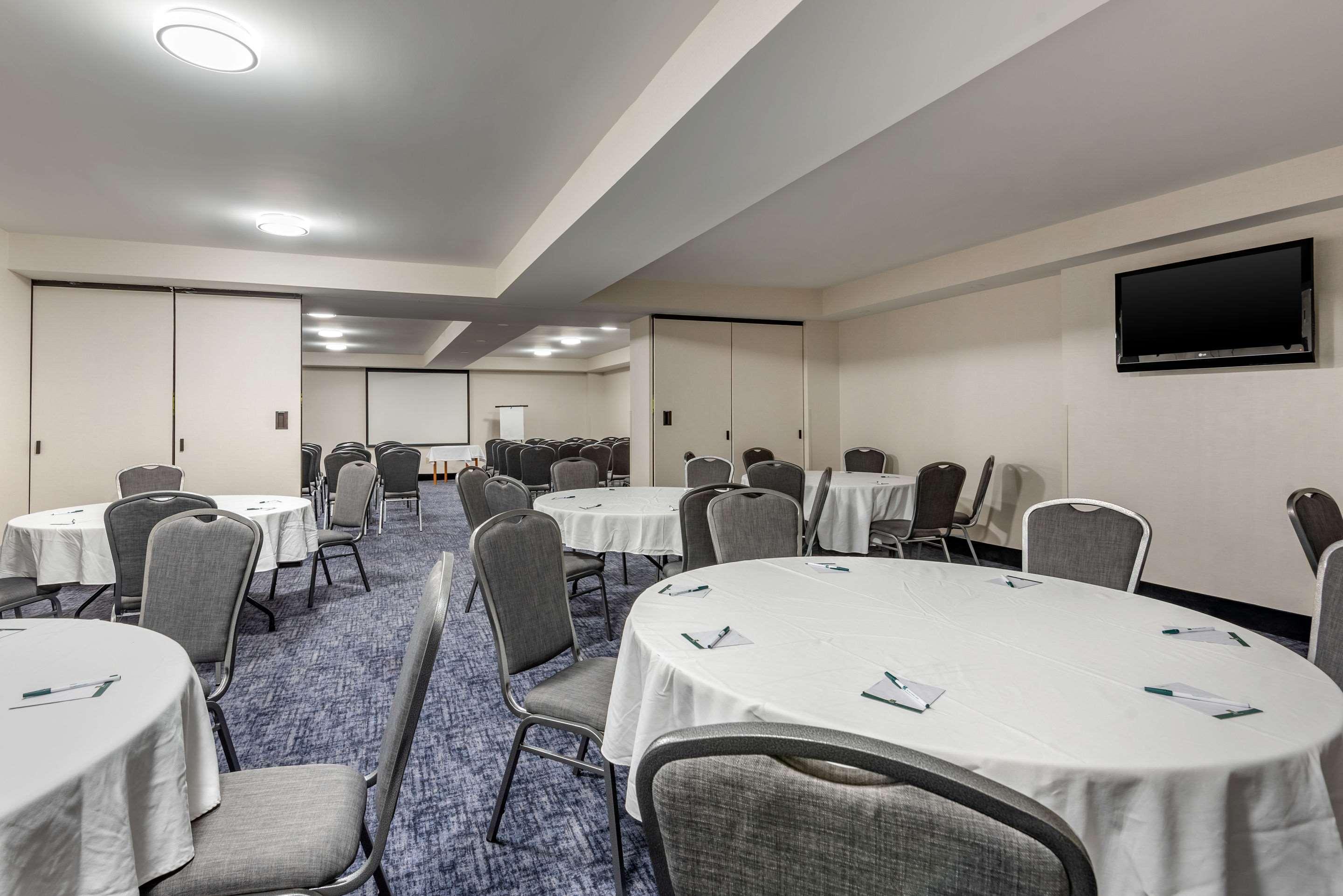 Quality Inn & Suites Oakville Bagian luar foto