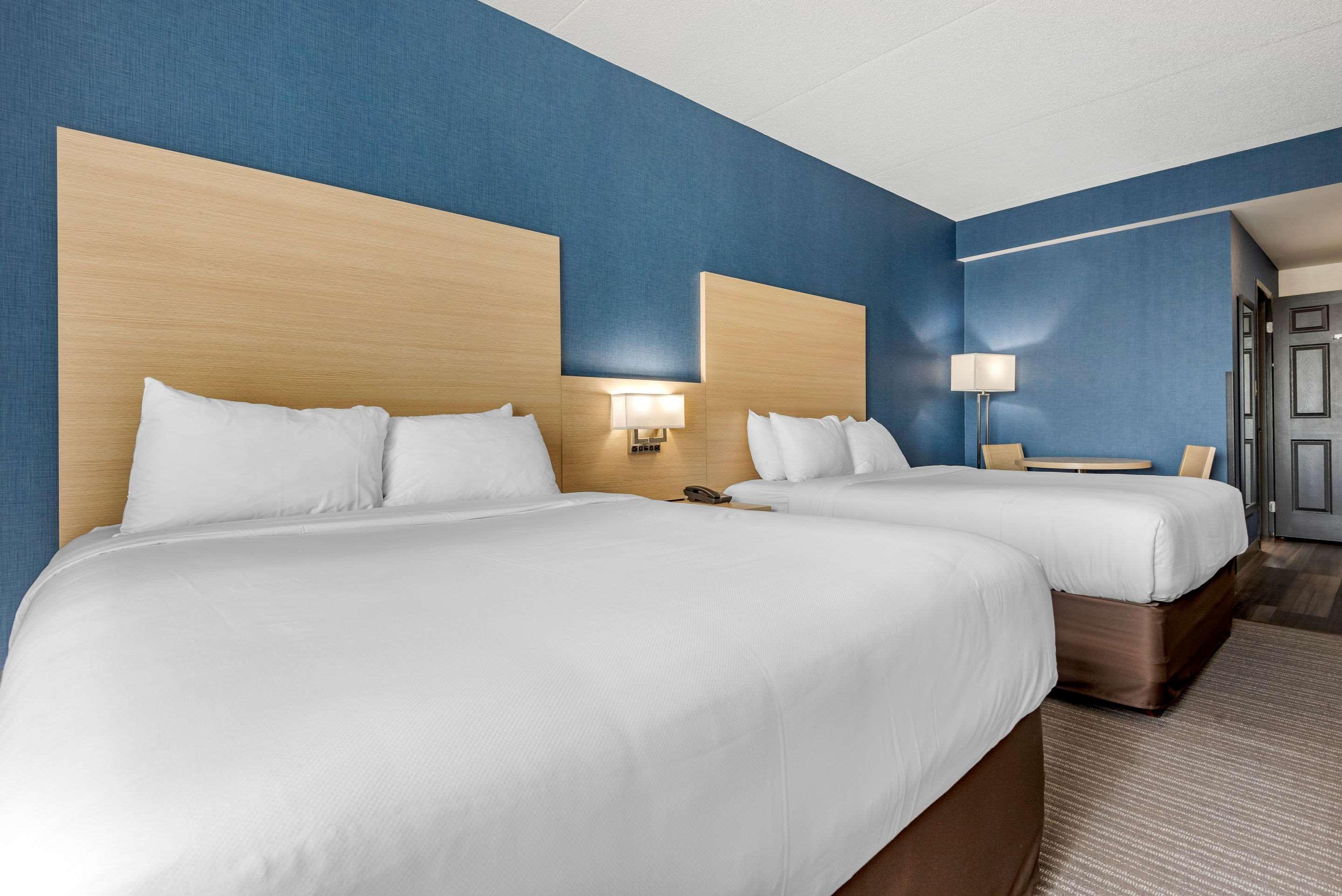 Quality Inn & Suites Oakville Bagian luar foto