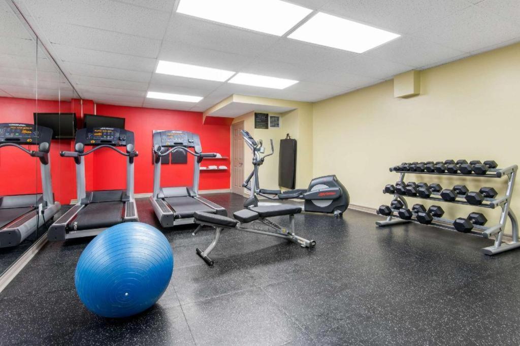 Quality Inn & Suites Oakville Bagian luar foto