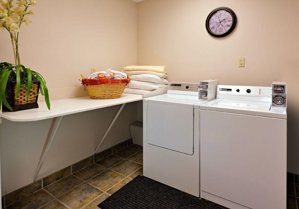 Quality Inn & Suites Oakville Bagian luar foto