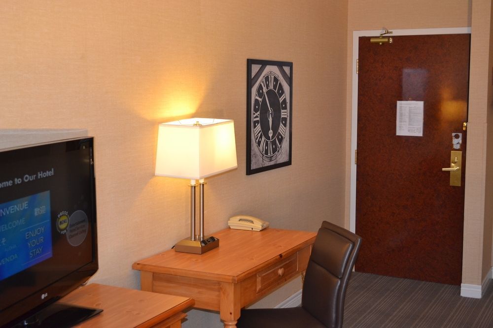 Quality Inn & Suites Oakville Bagian luar foto