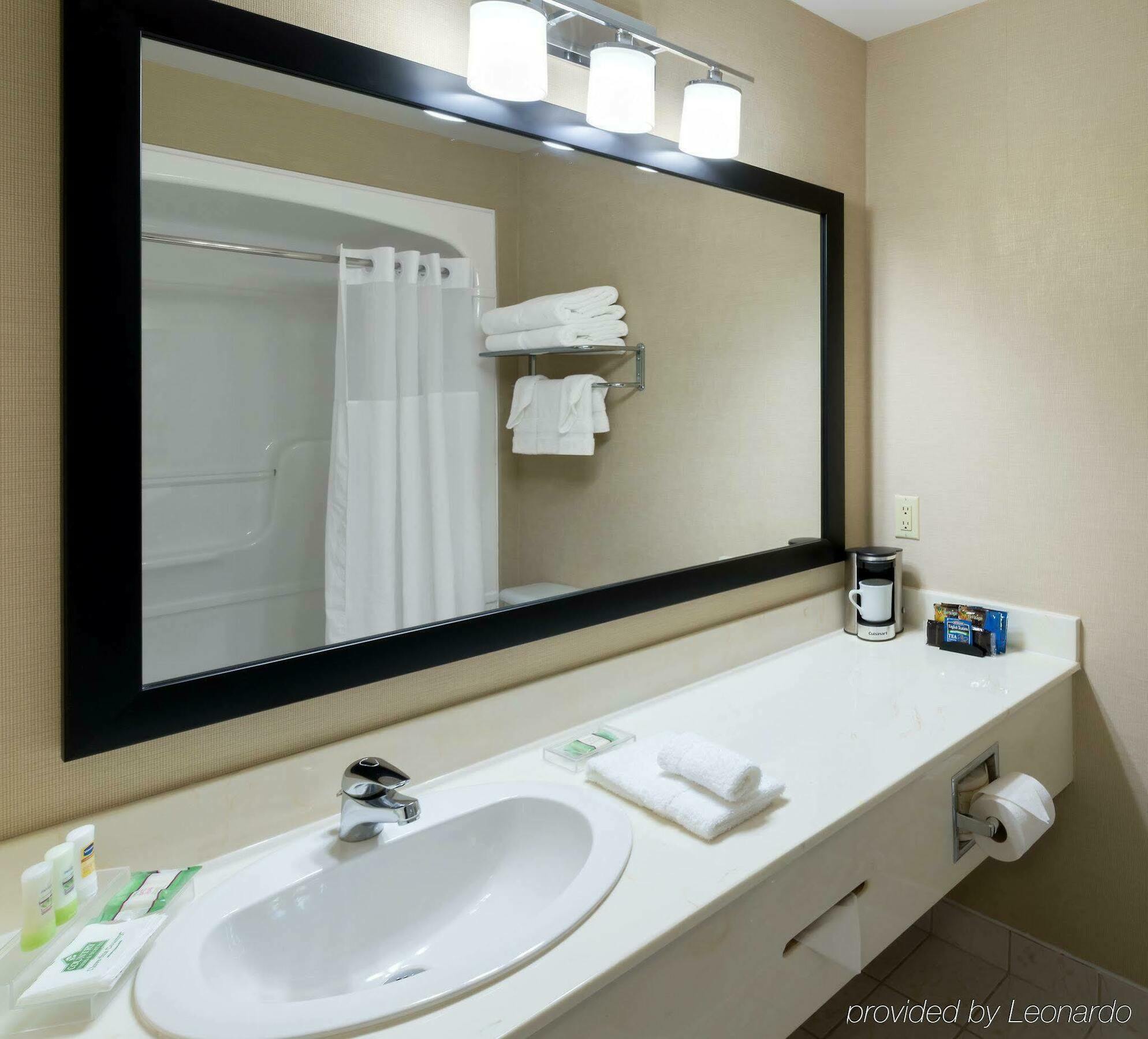 Quality Inn & Suites Oakville Bagian luar foto
