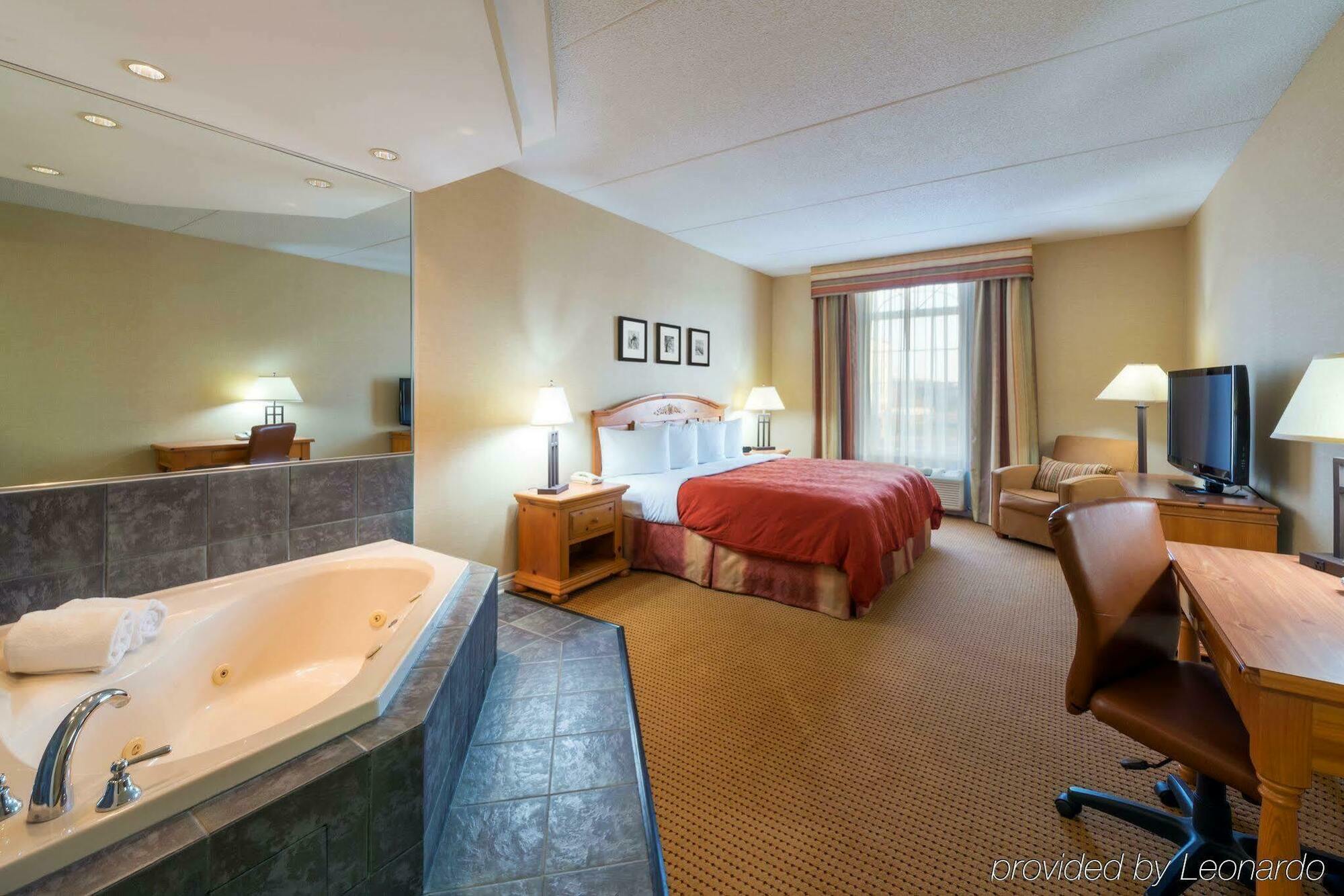 Quality Inn & Suites Oakville Bagian luar foto